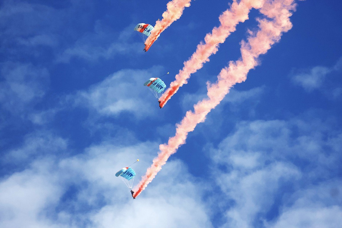 RNZAF Kiwi Blue parachute team
