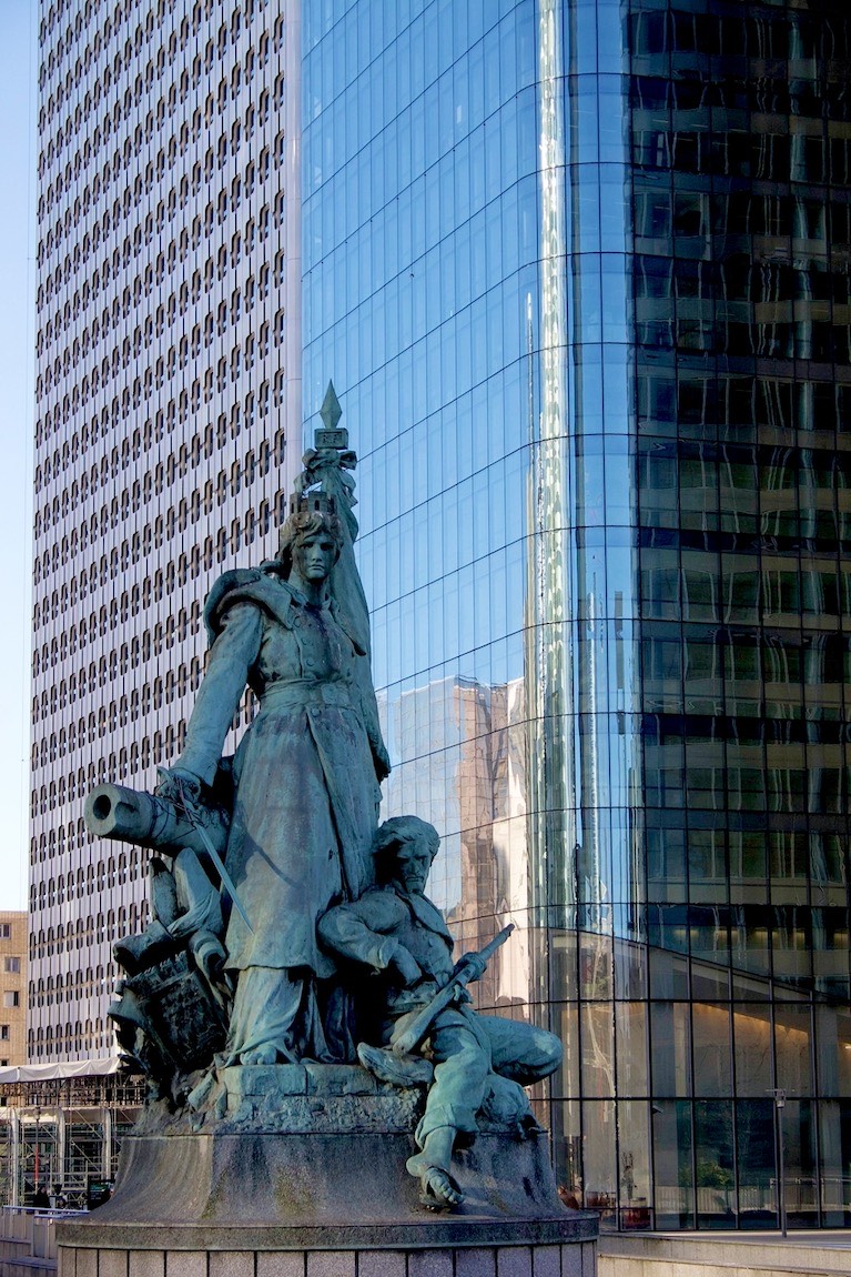 La Defense statue