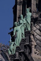 More saints balancing on the facade