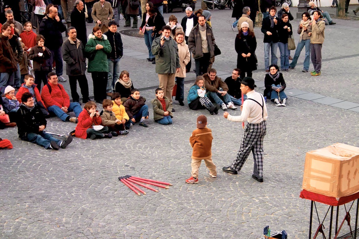 Entertainer and audience in Place Georges Pompidou