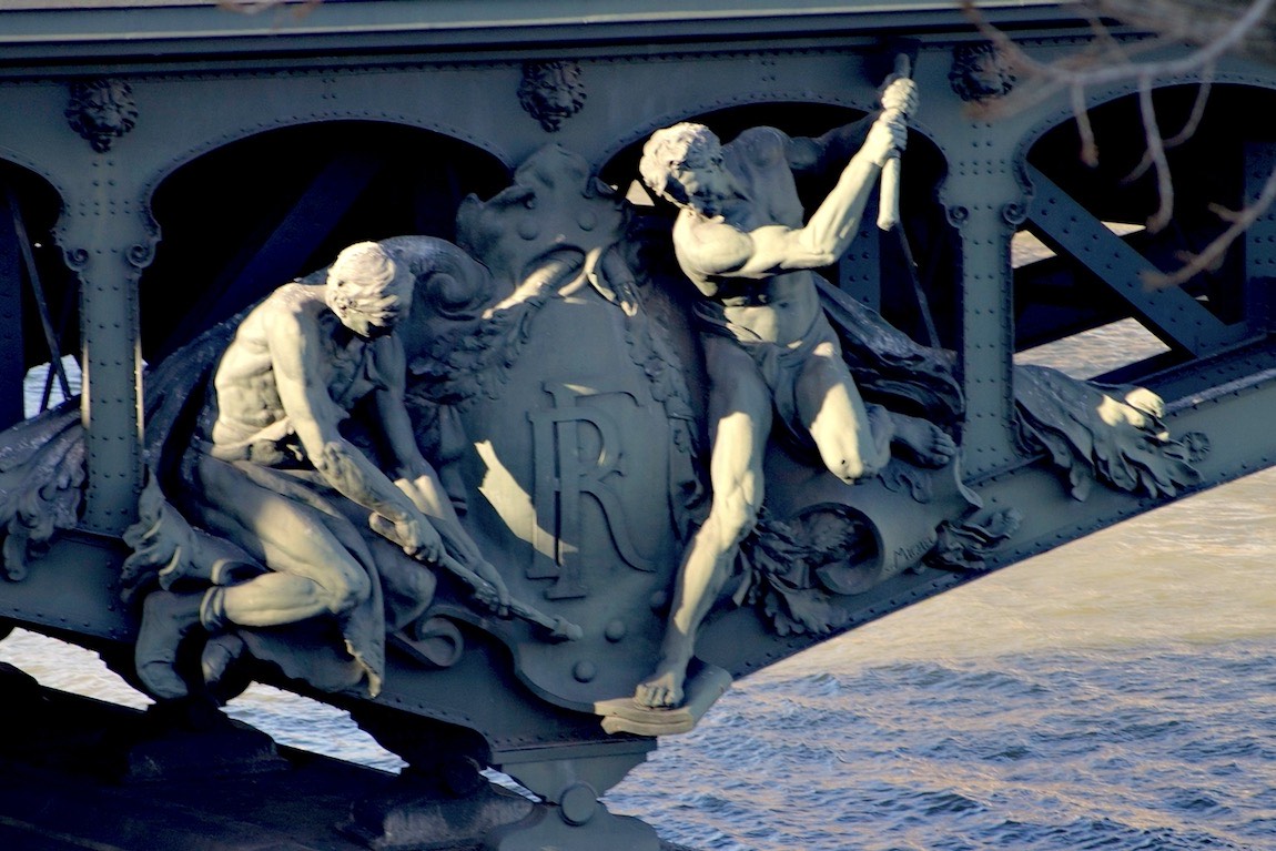 Detail of the Pont de Bir-Hakeim