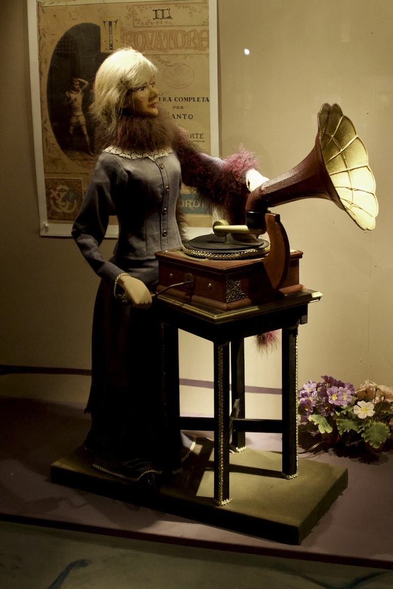 Automaton plays the gramophone