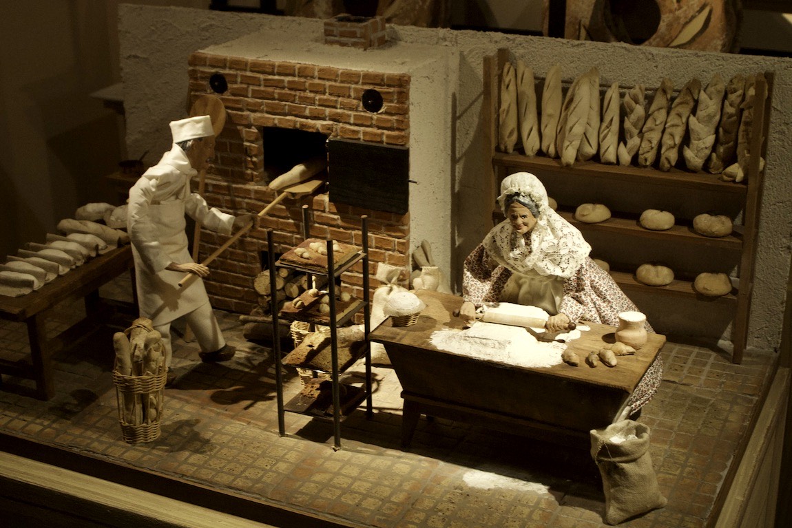 Automatons roll the pastry and feed the oven