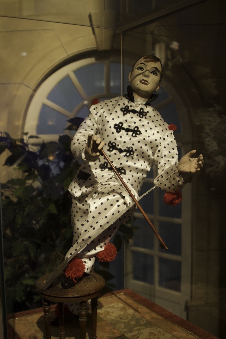 Automaton plays the saw