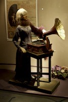 Automaton plays the gramophone