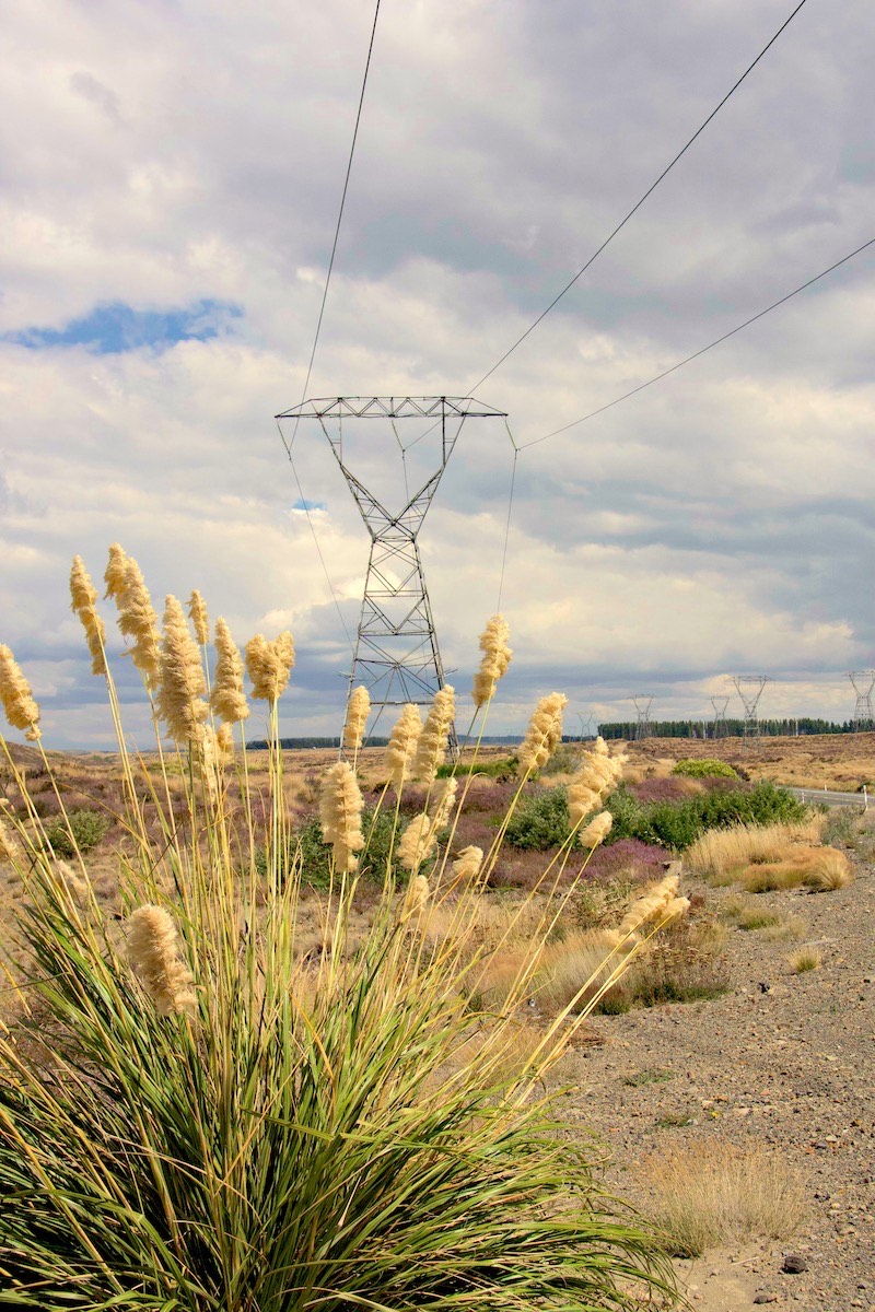 Toe toe and marching power pylons