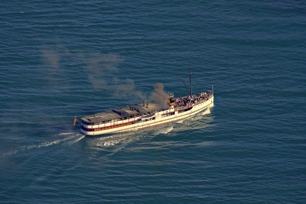 Earnslaw steamer setting out again